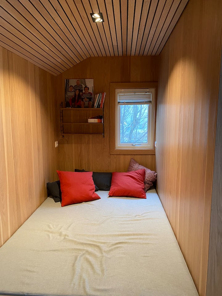 Shtrati i ditës mund të përdoret edhe si zonë gjumi. Materiale të shkëlqyera prej lisi të ngurtë.