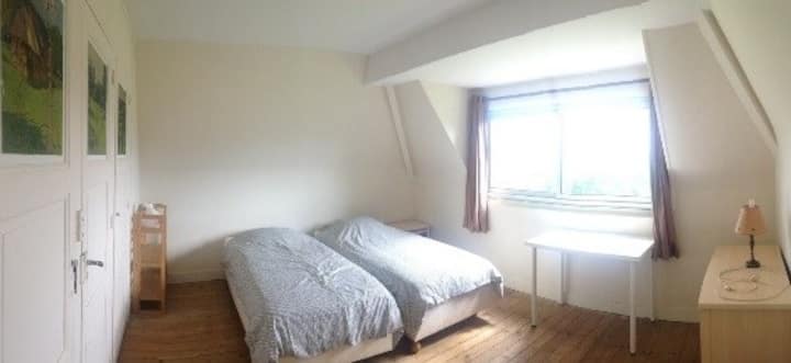 Მაღალი საძინებელი 200x180 საწოლით, რომელთა განცალკევებაც შესაძლებელია. Პატარა ოფისი მაღლა, საიდანაც ულამაზესი ხედები იშლება.