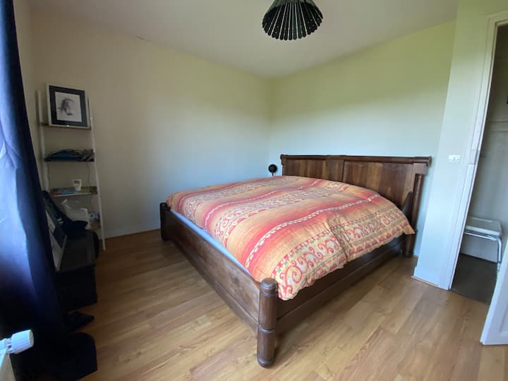 Ებონი ოთახი. დიდი ზომის საწოლი 200x200