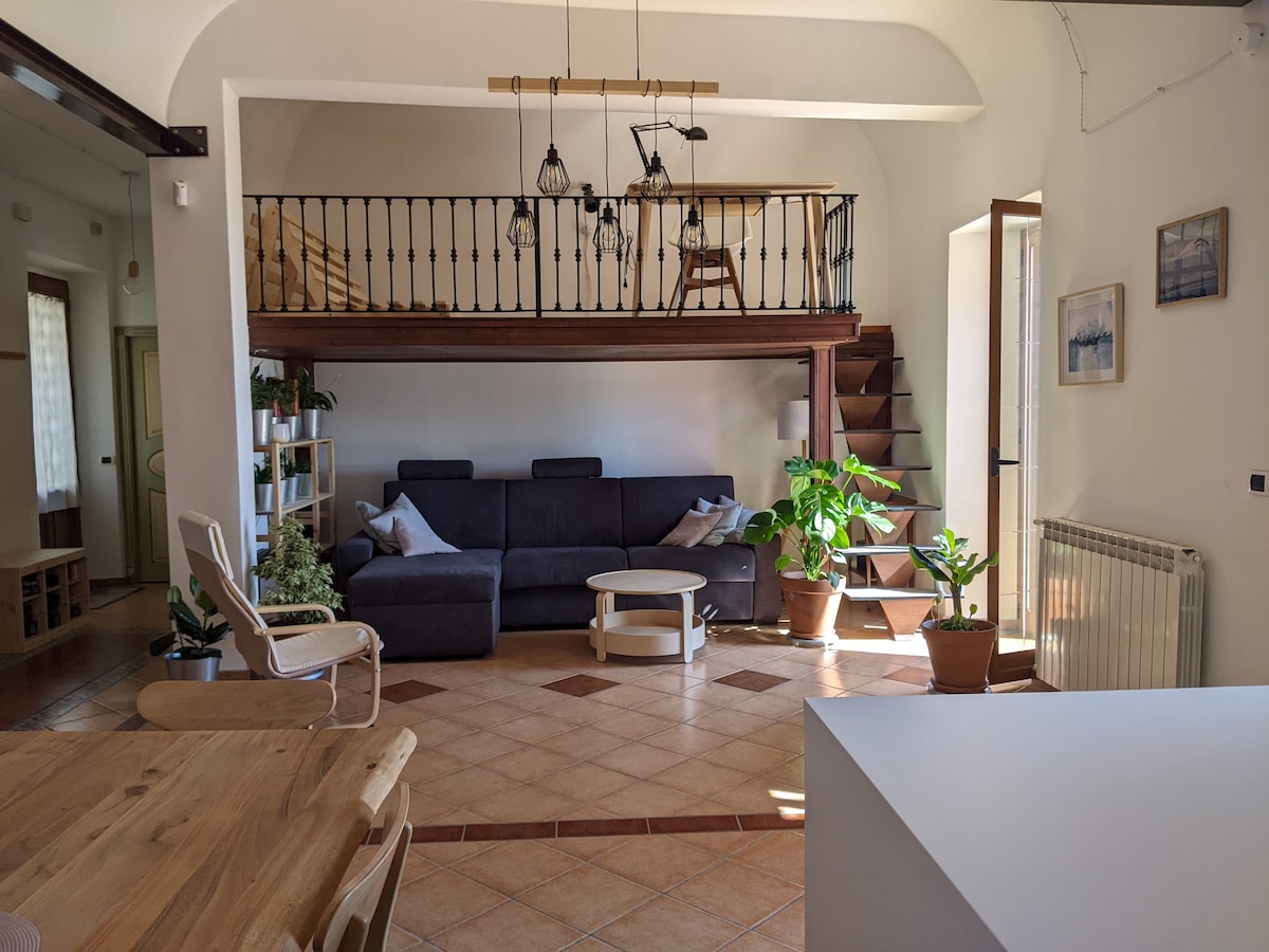 Ukumbi / Chumba cha kulia. Maktaba kubwa inapamba sehemu hii. 