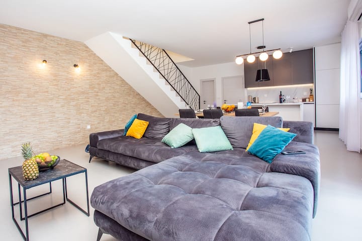 Მყუდრო, თანამედროვე მისაღები ოთახი დაკავშირებულია სასადილო სივრცესთან და სრულად აღჭურვილ სამზარეულოსთან.