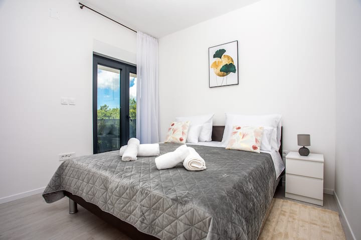 Მესამე ოთახს აქვს აივნის მიდგომა და დიდი ზომის საწოლი.