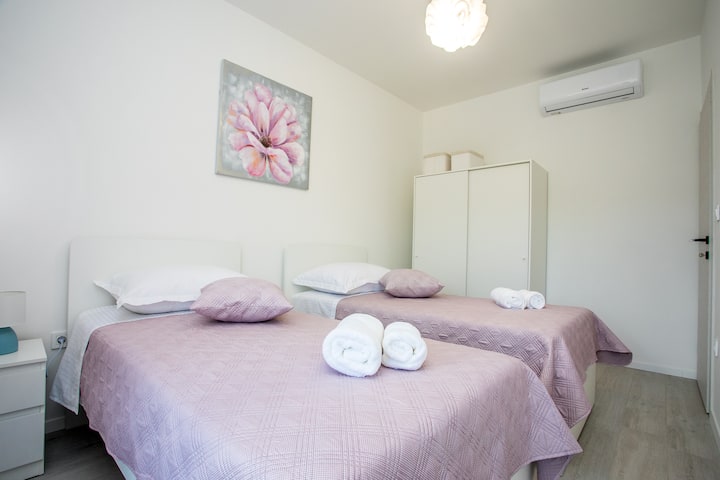 Მეორე საძინებელი შედგება ორი ერთადგილიანი საწოლისგან, რომლებიც შეიძლება ერთ ორადგილიან საწოლში იყოს მიმაგრებული.