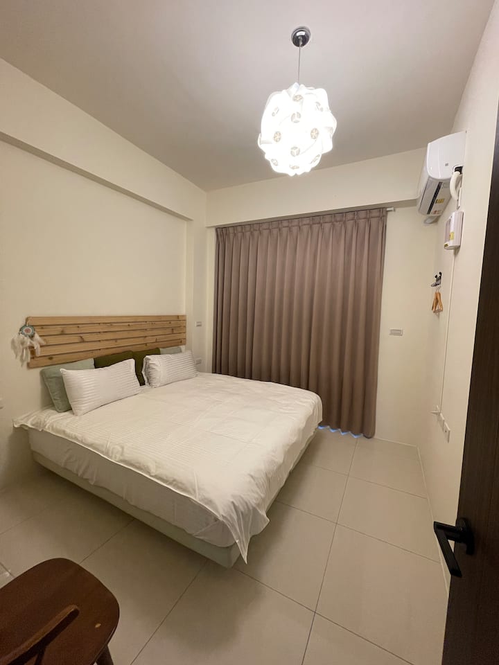 Cijena sobe za 2 osobe radnim danima je 2240 juana
Bračni krevet (180x200)