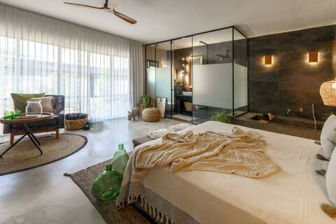 Scroll- Romantic Boutique Suite for Couples with Private Hot Tab