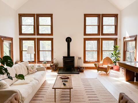 Waterfront Family Friendly Retreat in the Poconos