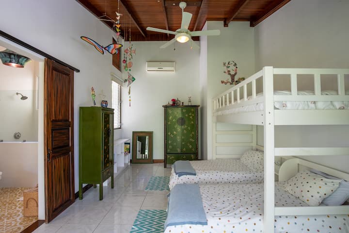 Sala de colibríes 3 camas individuales en el segundo piso