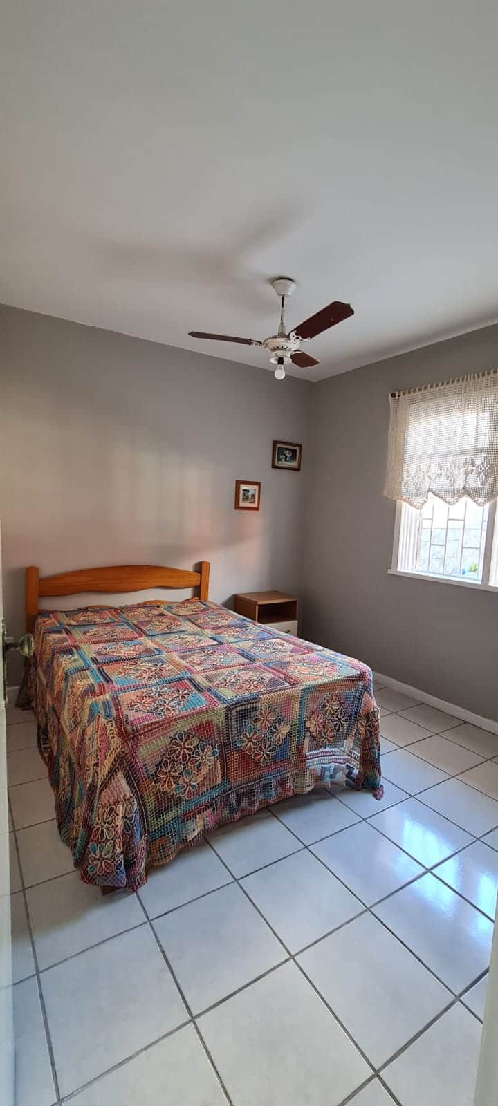 Спална соба 01:  со двоен кревет и 02 душеци за деца под креветот.
Вентилатор на таванот;  прозорец со решетки и паравани  против инсекти , затворање со дрвени ролетни.
Широк плакар. 