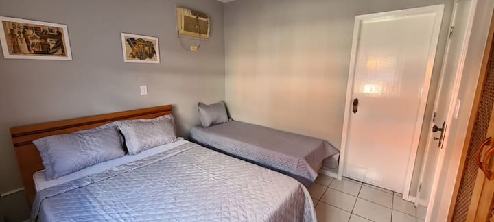 Спална соба 02: сопствен апартман со двоен кревет и единечна кутија, стар клима уред, голема гардероба.