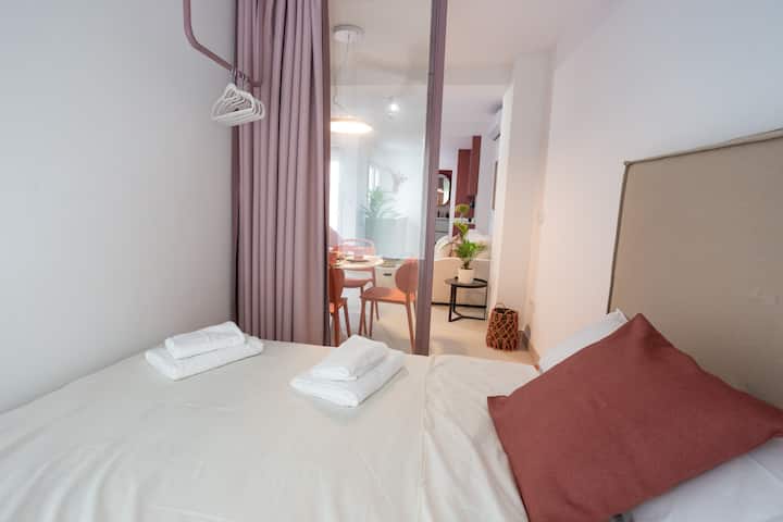 غرفة النوم 2 مع إمكانية الدخول إلى غرفة المعيشة