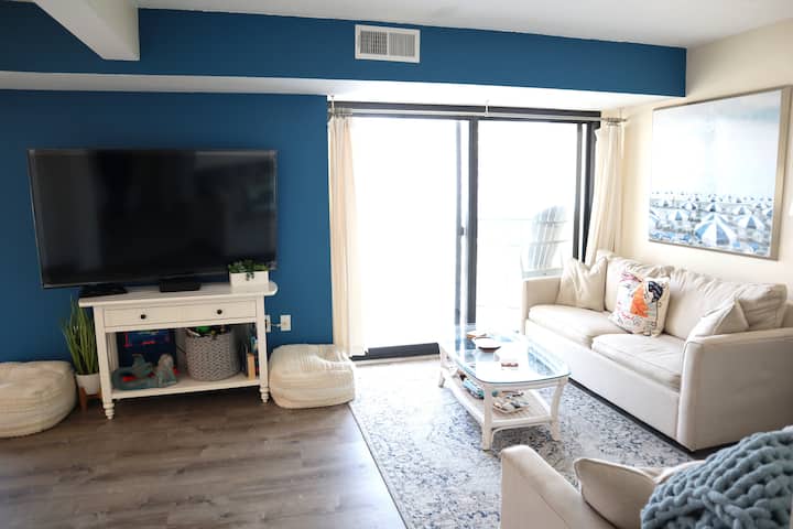 Pohodlná obývacia izba s veľkou televíziou