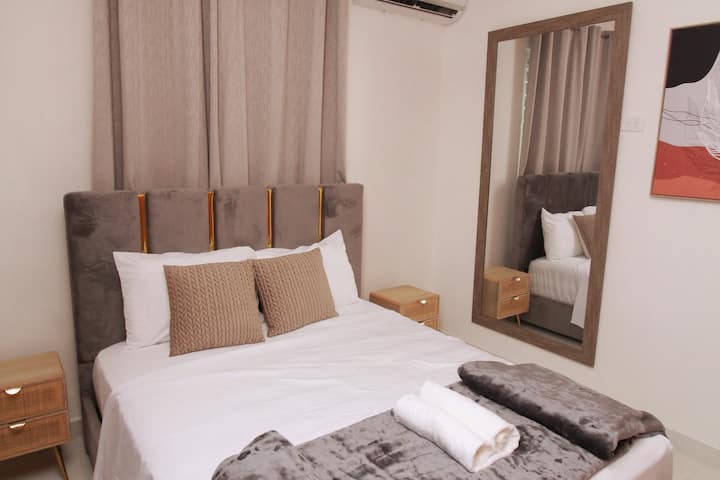 Quarto secundário com cama queen.