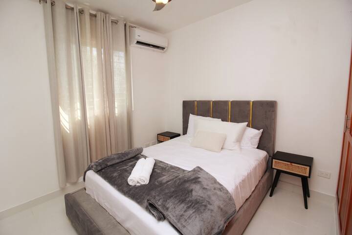 Quarto secundário com cama queen.
