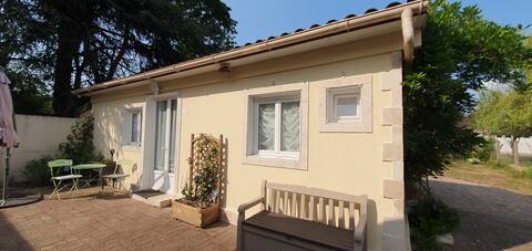 Independent studio with small courtyard: "Au muguet"