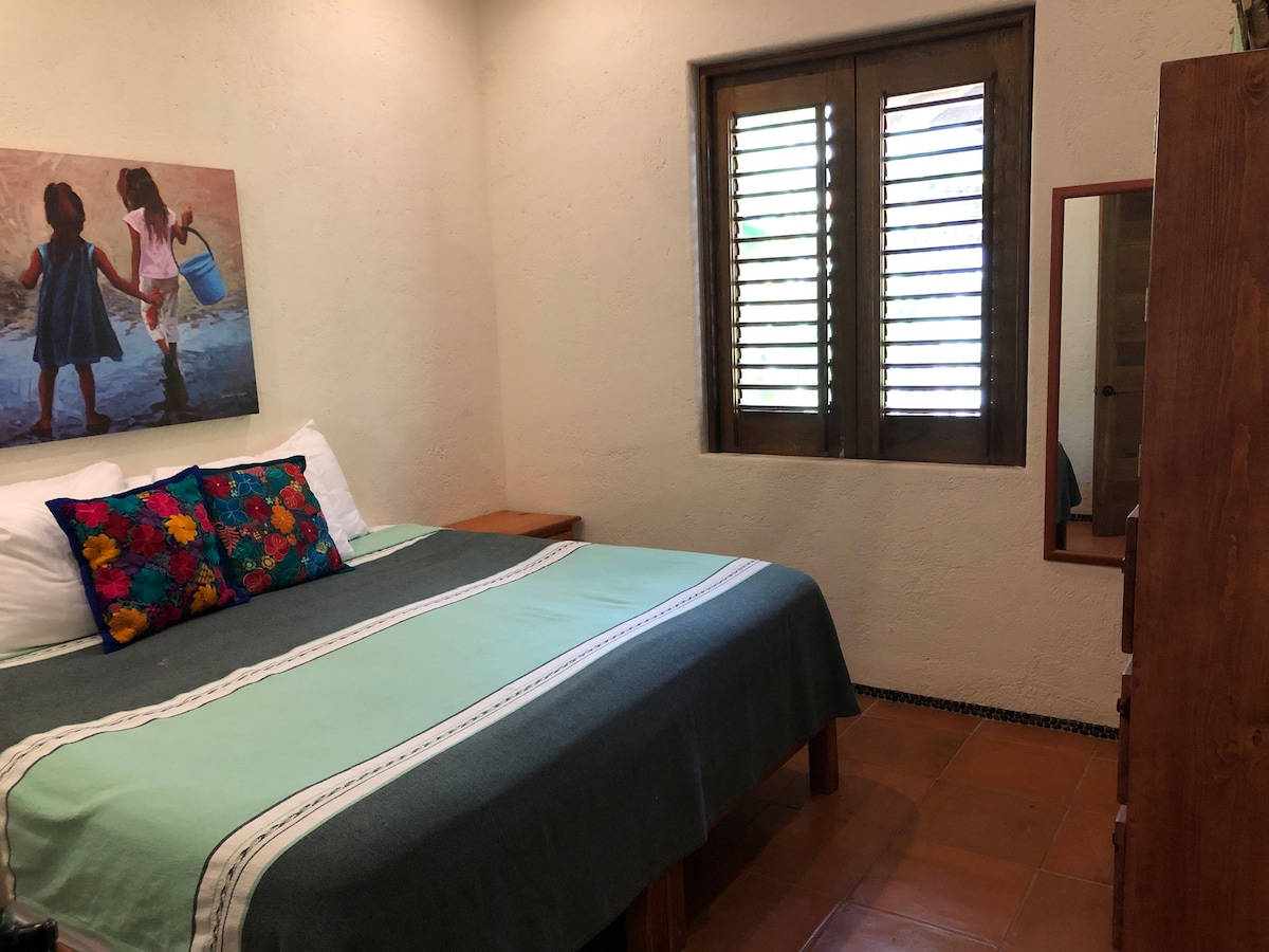 Este es el dormitorio secundario con una cómoda cama tamaño king y sábanas de calidad. Las ventanas tienen pantallas si quieres aire fresco o puedes cerrarlas y hacer funcionar el aire acondicionado.
