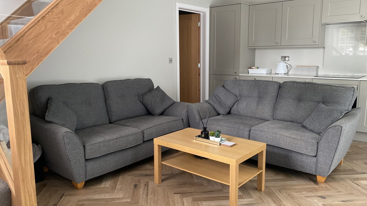 Top performing Airbnb: The Lodge, Entire Place, Brand New, EV Charger in Rugby