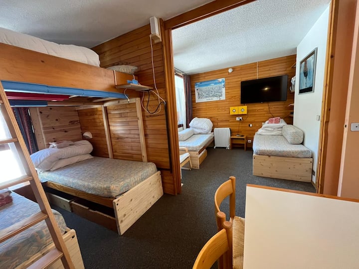 Გახსენით გეგმა დღისით, 2 განცალკევებული საძინებელი/საძინებელი სივრცე ღამით ორი დიდი ხის გასრიალებული კარით, რომ დახუროთ უფსკრული.