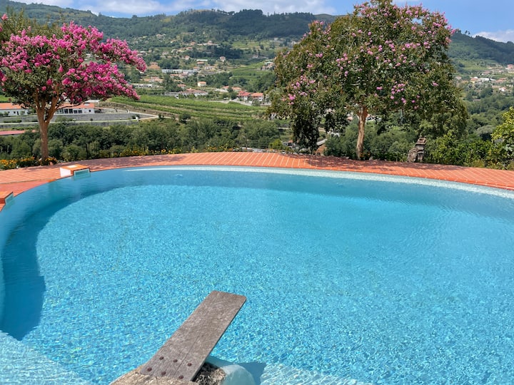 Espejo de agua con vistas a las montañas