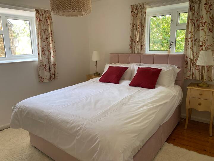 Dhoma kryesore e gjumit me krevat dopio 