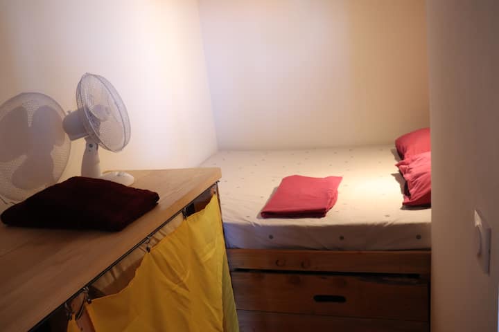 Просторот за спиење како што ќе го најдете кога ќе пристигнете: 140 кревети, чаршаф за душек на ставен и чаршаф за јорган во исчекување (навлаки и ќебиња ако е потребно), крпи за бањање.
Мал обожавател за оние кои го сакаат тоа.