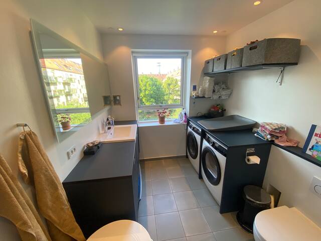 Big, cosy and family friendly w. 4 large balconies gallery image 5