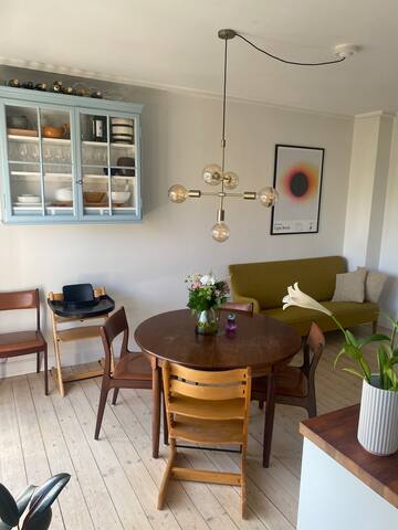 Big, cosy and family friendly w. 4 large balconies gallery image 2