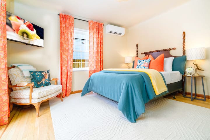 Dormitorio uno con silla, TV y aire acondicionado / calefacción en la planta principal