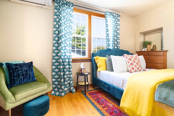 Segundo piso - segundo dormitorio con cama tamaño Queen y cajones incorporados