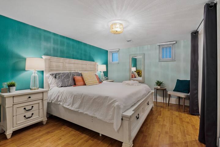 3 min to DU, gameroom, wifi, BBQ gallery image 3