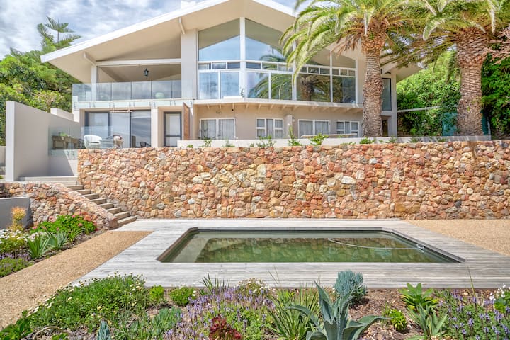 Llandudno-Eclectic penthouse aprtmnt solar + views gallery image 2