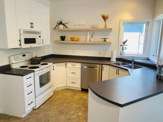 The Beach Bluffs (with AC!) gallery image 3