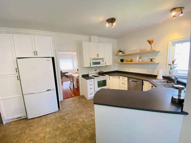 The Beach Bluffs (with AC!) gallery image 4