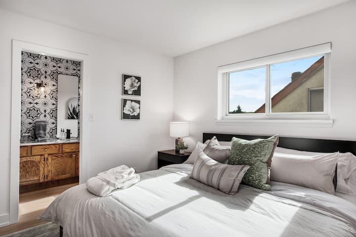 "Chumba cha Mizeituni" na dirisha linaloelekea mashariki na ndani.