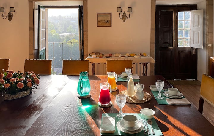 Casa de Jantar com o pequeno-almoço servido. Partilhada por todos os hóspedes.
