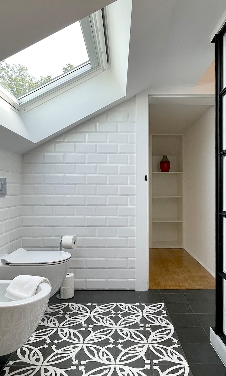 WC de dormitorio doble con entresuelo. Uso exclusivo.