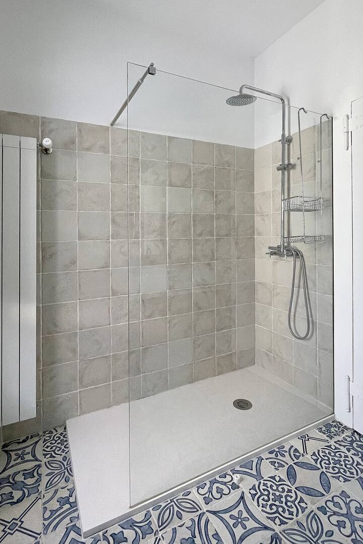Ducha del baño compartida por los dos dormitorios de familia o amigos.