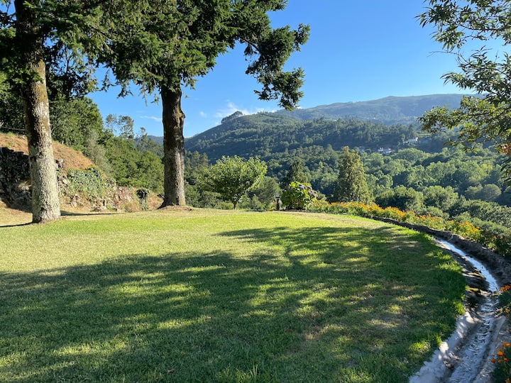 Relvado exterior com vista sobre as montanhas. Partilhado por todos os hóspedes.