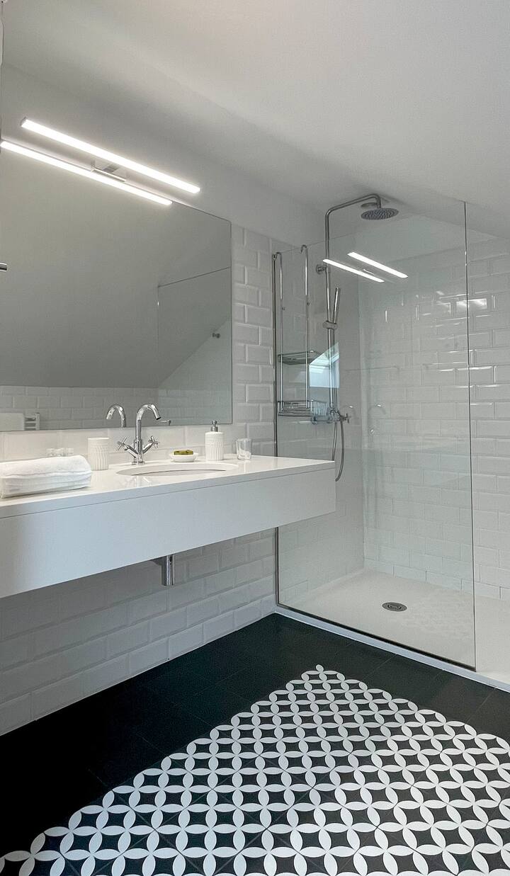 WC de dormitorio doble con entresuelo. Uso exclusivo.