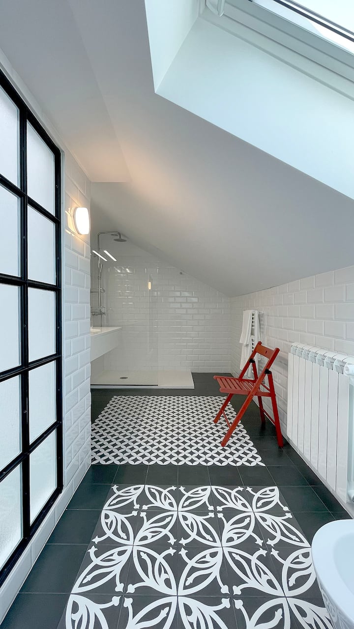 WC de dormitorio doble con entresuelo. Uso exclusivo.