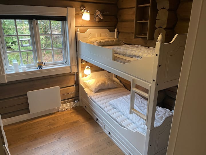 Dhomë gjumi me krevate marinarë dhe një loft të vogël më vete për vizitorët më të vegjël