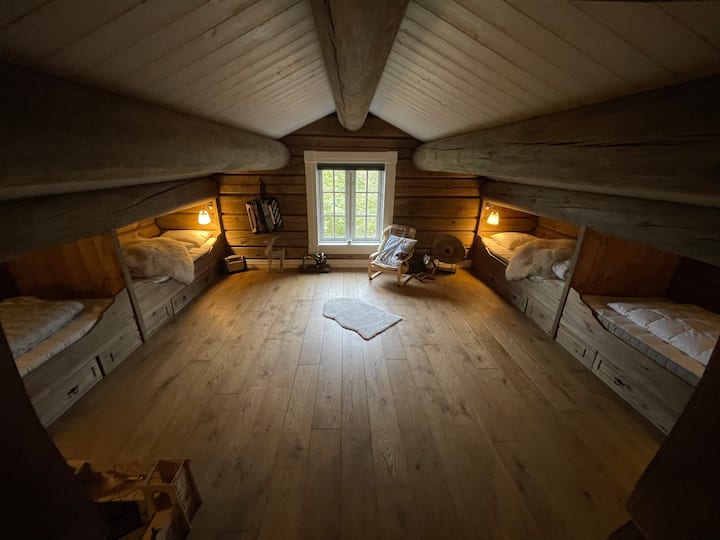 Dhomë gjumi në loft me katër krevate 90 cm