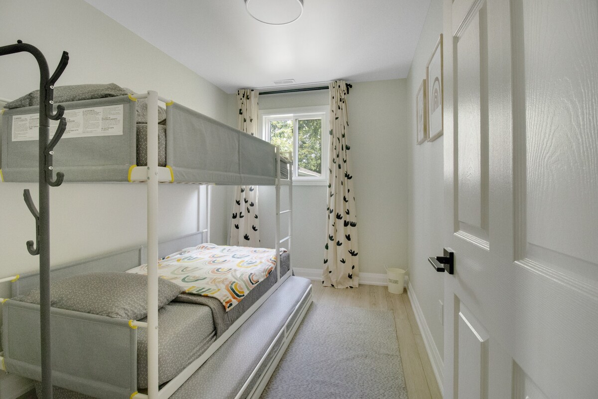 Chumba cha kulala #3 (kitanda cha ghorofa kilicho na godoro la kuvuta - jumla ya vitanda vitatu)