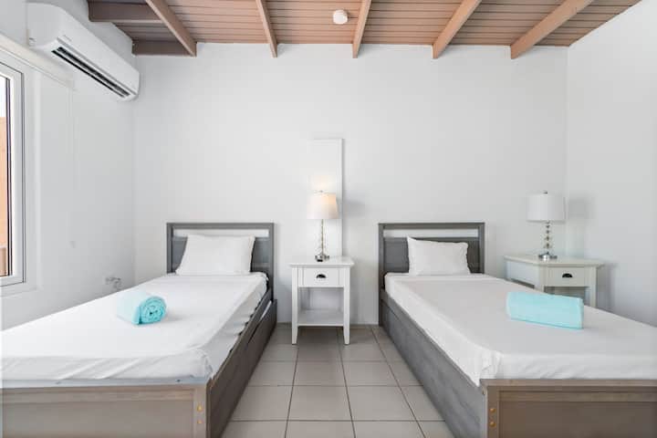 ¡Doble la comodidad, doble diversión! Disfruta de noches tranquilas en nuestro acogedor dormitorio con dos camas individuales.