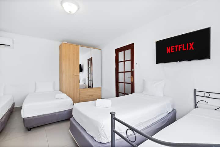 Comienza y termina el día con comodidad y estilo en nuestro dormitorio bien equipado. Tu hogar lejos de casa.