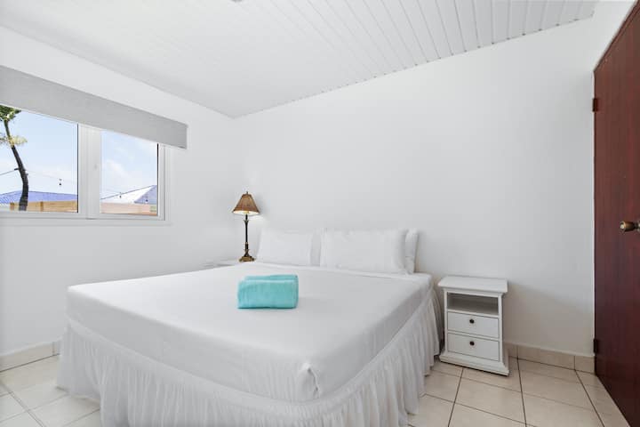 Descanso y relajación en estilo. Nuestro tranquilo dormitorio es tu oasis de serenidad