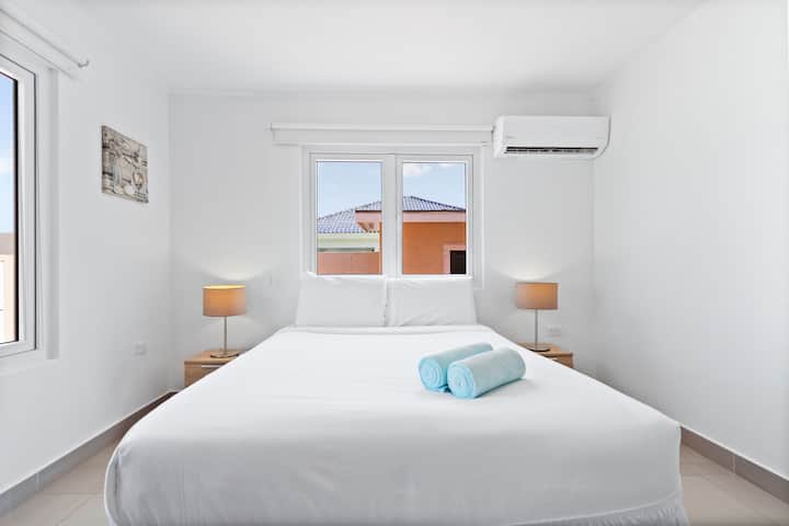 Descanso y relajación en estilo. Nuestro tranquilo dormitorio es tu oasis de serenidad.