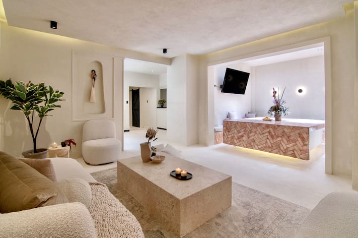 CASA SOUL – Stylish 9BR Villa w/Rooftop in Condesa gallery image 3