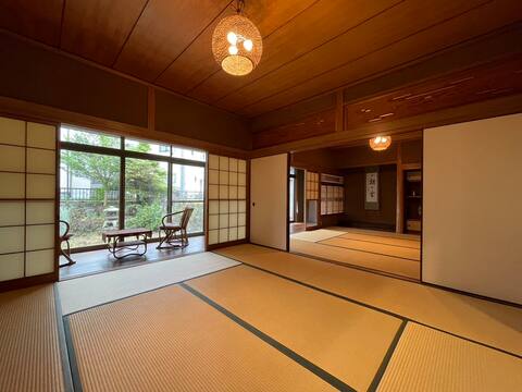 An old Japanese house that can accommodate a large number of people. This is a private villa where y