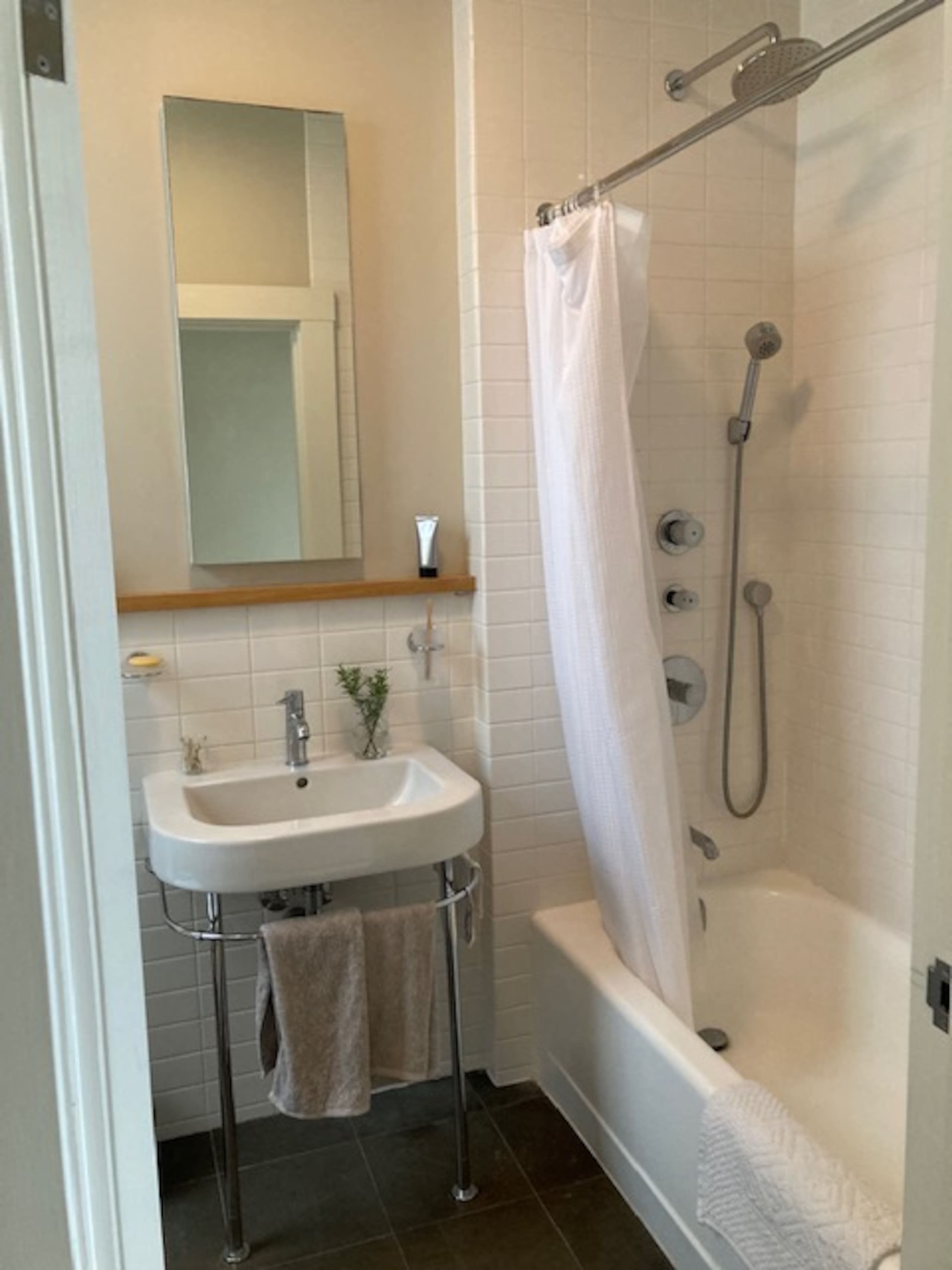 Condo in San Francisco · ★4.96 · 1 bedroom · 1 bed · 1 bath - Image 16