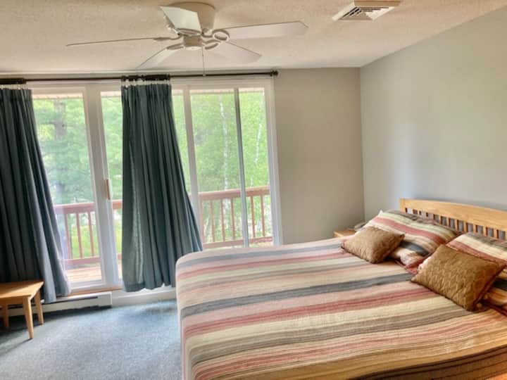 Arriba: dormitorio principal 1, cama tamaño king.